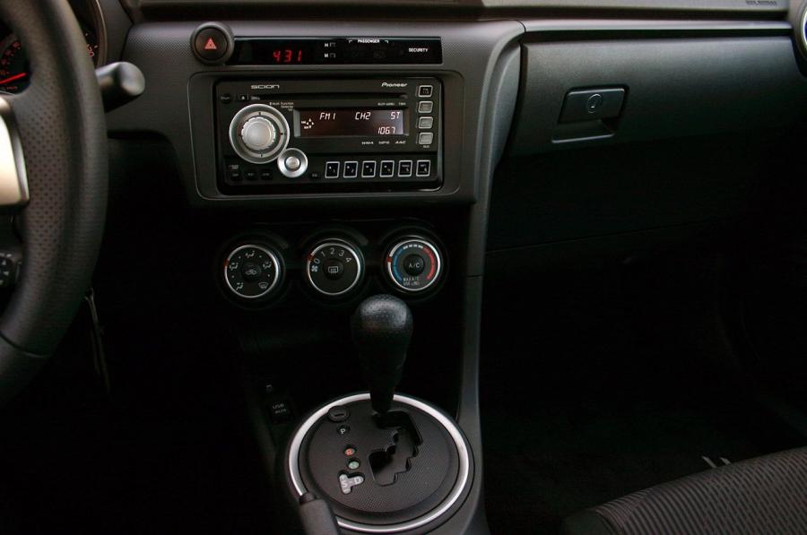 Детали интерьера Scion tC 2011 года  (фото 23 из 68)